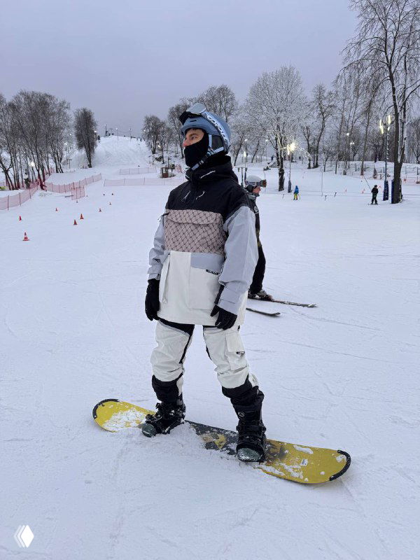 Человек в сноубордической одежде на заснеженной горке, позирует со сноубордом; иллюстрация активного образа жизни автора поста о доходах таргетолога.