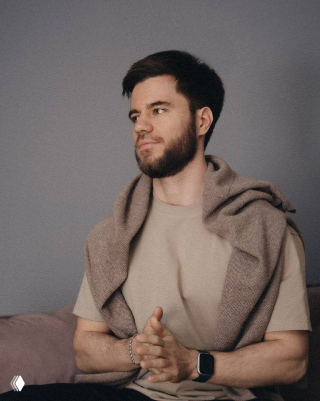 Портрет молодого мужчины в светлой одежде на нейтральном фоне; задумчивый деловой образ, иллюстрация материала о работе агентств и качестве сервиса.