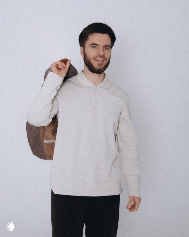 Фотопортрет мужчины в светлой верхней одежде, он держит жакет за плечом на светлом фоне; нейтральная деловая иллюстрация для поста агентства.