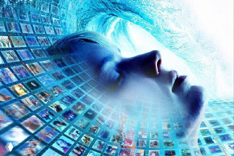 Силуэт человеческого профиля на фоне синего цифрового «мозаичного» потока изображений — метафора информации, сновидений и формирования образов.