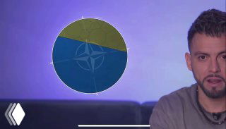 Скриншот из видео: круговая диаграмма с эмблемой НАТО на синем фоне слева и ведущий, просматривающий экран, справа — демонстрация несоответствия озвученных и показанных процентов.