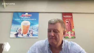 Кадр со стрима: Дмитрий Докин в кадре, на фоне плакатов и упаковок мороженого; крупный план в офисной обстановке