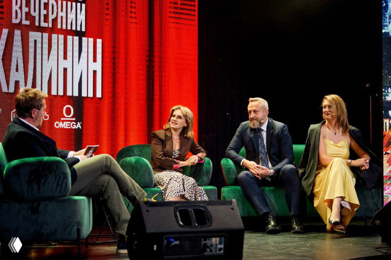 Панельные дискуссии и гости на зелёных креслах на сцене Meat Night: ведущий и участники в деловой, но праздничной обстановке с декорацией «Вечерний Калинин».