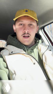 Портрет мужчины в жёлтой кепке и светлой одежде в салоне автомобиля; фото-тизер спикера для анонса доклада о функциональном безалкогольном пиве.