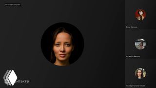 Крупный портрет Натальи Комаровой в круглом окне на тёмном фоне; по правому краю видны мини‑аватары участников и элементы интерфейса трансляции.