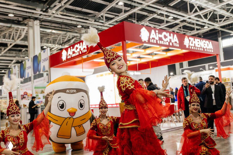 Выступление артистов и костюмированное шоу на выставке: танцоры в национальных костюмах и маскот привлекают внимание посетителей экспо.