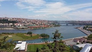 Панорамный вид на городской берег Стамбула с рекой и мостами — визуальный фон для рассказа об адаптации и ежедневной языковой практике.