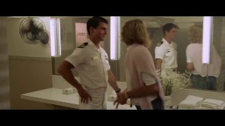 Кадр из сцены фильма: мужчина в белой морской форме разговаривает с женщиной у зеркала в гримёрной комнате, видны отражения