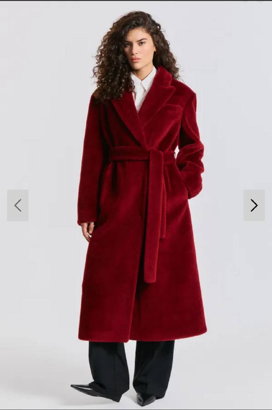 Женское длинное красное пальто с поясом на модели в студии — строгий элегантный вариант длинного пальто для холодного сезона.