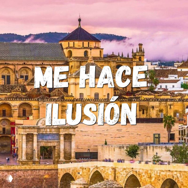 Фото городской панорамы с архитектурой в испанском стиле и наложенной крупной белой надписью «ME HACE ILUSIÓN» на переднем плане, декоративное оформление для поста о фразе.