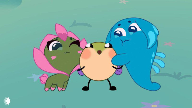 Три мультяшных персонажа в трогательной сцене: зелёный, бежевый и синий герои обнимаются, стилизованная детская графика и мягкая палитра.