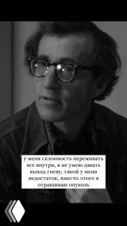 Чёрно‑белый портрет мужчины в очках, задумчивый взгляд и приглушённый фон — иллюстрация телесной памяти и хронической боли