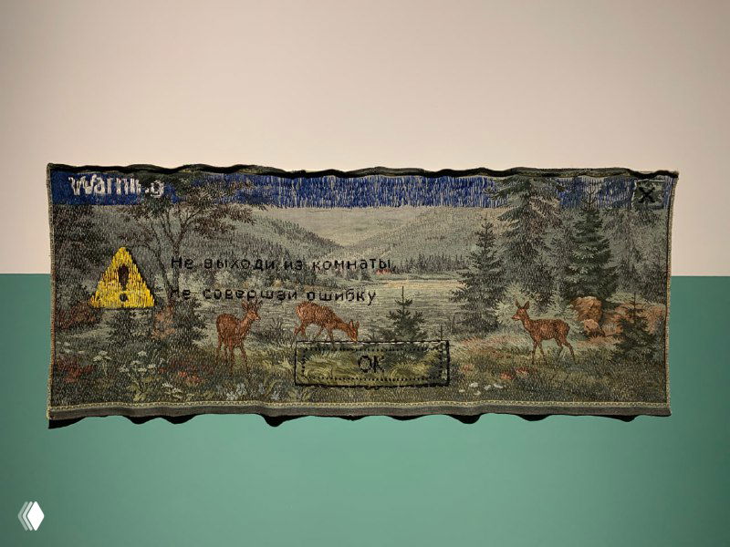 Фотография настенного панно с лесным пейзажем и оленями; на полотне заметен желтый предупреждающий символ и текст.