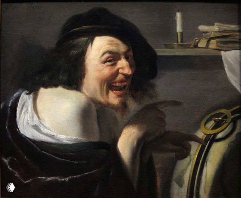 Портрет мужчины, смеющегося ехидной улыбкой за столом с книгами и свечой; образ подчёркивает тему тёмного юмора и насмешки.