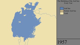 Карта изменения площади Аральского моря за 1957–2022 с контурами и заливкой, иллюстрирующая уменьшение водной поверхности и обнажение бывшего дна.