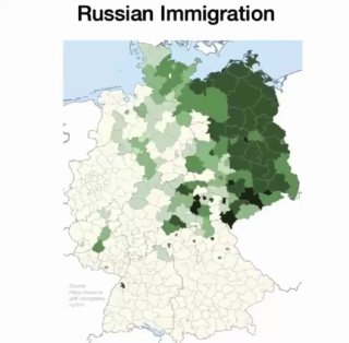 Хороплетная карта Германии с оттенками зелёного и тёмно-зелёного, где видна граница между западной и восточной частями страны и подпись, относящаяся к миграции