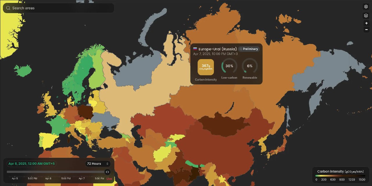 Крупный план Европы и России с подсветкой регионов по выбросам CO₂ и всплывающей карточкой с показателями возобновляемых источников.