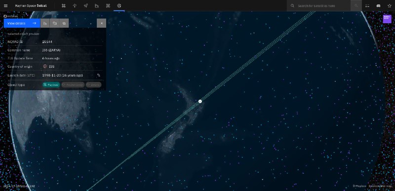 Экран SatCat: глобус с орбитой и всплывающей карточкой объекта ISS, показаны траектория и зона видимости