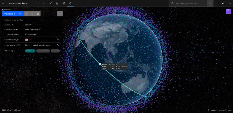 Глобус SatCat в режиме 3D: множество объектов на орбите, выделен спутник Starlink с карточкой данных
