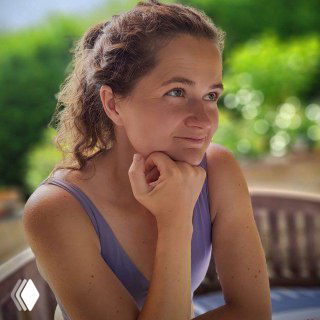 Портрет задумчивой женщины средних лет на открытой веранде в тёплом естественном свете; спокойный взгляд как иллюстрация истории о терапии и личных изменениях.