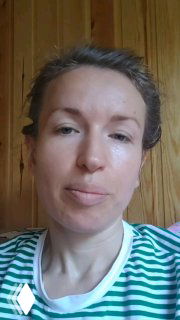 Крупный план женщины в полосатой футболке на фоне деревянной стены; вероятно автор отзыва — Екатерина, спокойное выражение лица.