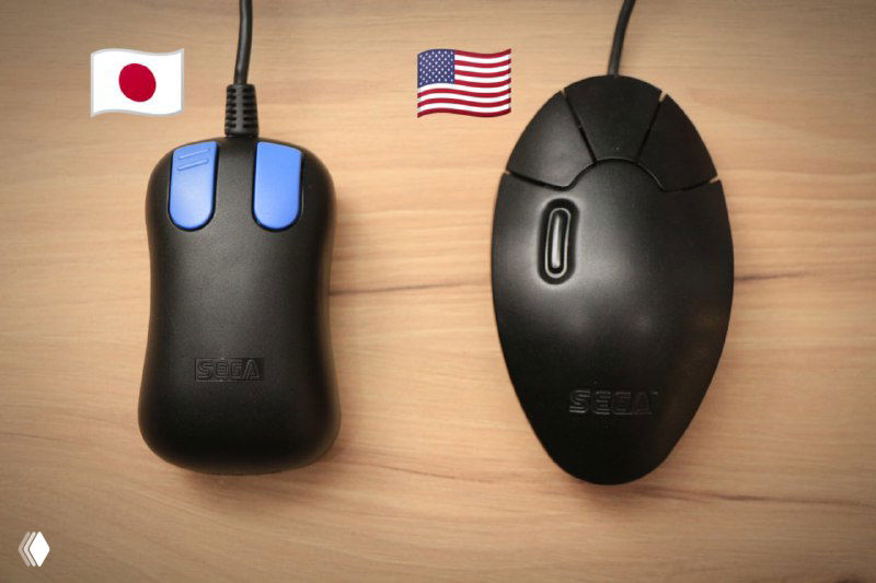 Сравнение двух моделей: слева японская Sega Mouse с двумя синими кнопками, справа американская Mega Mouse с удлинённой овальной формой и четырьмя кнопками.