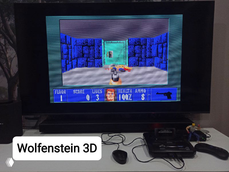 Игровой экран с запущенной Wolfenstein 3D на SEGA Mega Drive и на столе подключённые шариковые мышки, демонстрирующие совместимость игр с контроллерами.