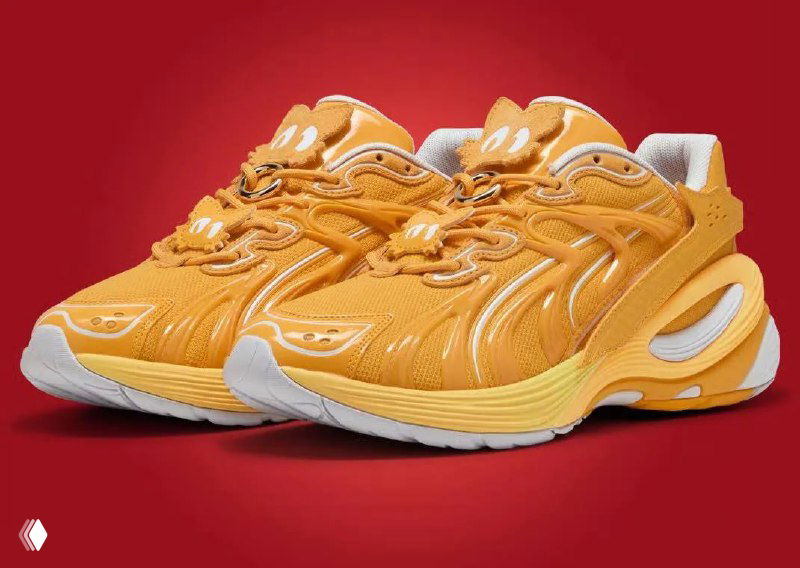 Жёлтые кроссовки Puma из коллаборации Sonic Racing на контрастном красном фоне, детальный снимок профиля подошвы и элементов верха обуви в студийной постановке.