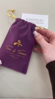 Руки держат мешочек Fiore di Firenze и ярлык Rosone.ru: финальный кадр распаковки, подготовка к примерке украшения