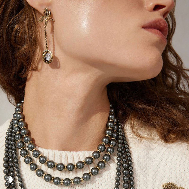 Крупный вид серьги‑компаньона Fiore di Firenze в ушной подвеске на модели, акцент на форме подвески и переливе металлической текстуры.