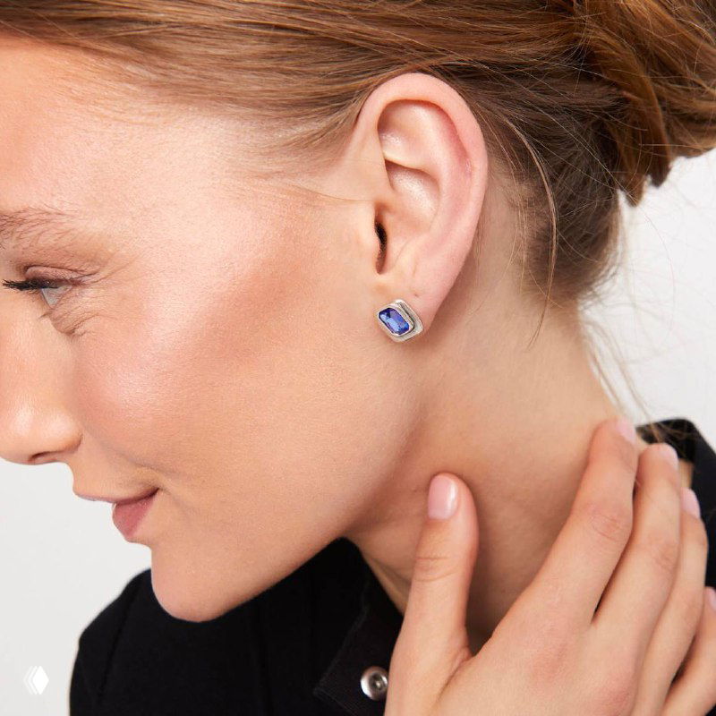 Портретная съёмка женщины в профиль: серьги Ser Magnetica с синими вставками на ухе, образ для каталога бренда.