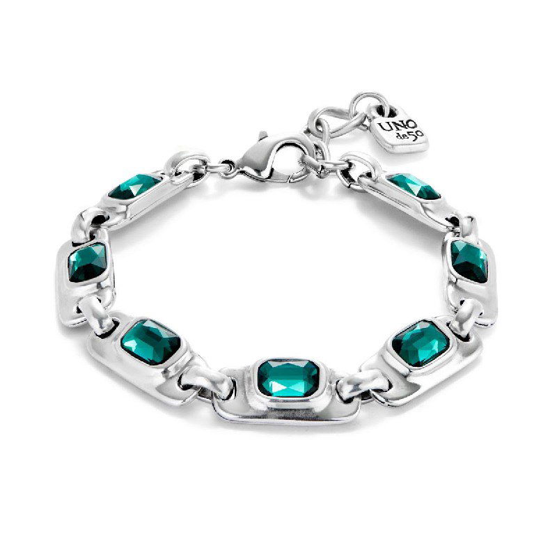 Товарная фотография браслета с зелёными прямоугольными кристаллами на серебристой цепочке — детальный вид застёжки и элемента.