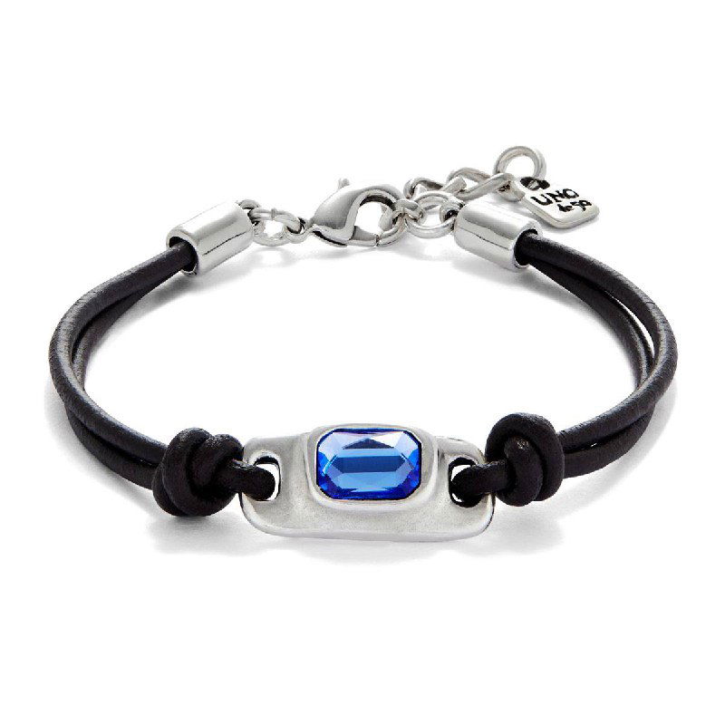 Товарная съёмка браслета на кожаном шнуре с синей вставкой и серебристой фурнитурой — аксессуар из коллекции UNOde50.