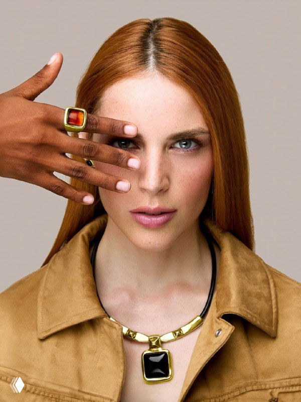 Крупный портрет модели с рыжими волосами, на ней колье и кольцо с крупным тёмным камнем из новой коллекции CICLON, минималистичная студийная композиция