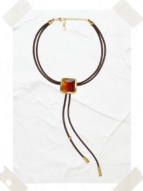Боло-ожерелье с квадратным коричневым вставленным камнем на белом фоне, артикулирует форму одного из аксессуаров коллекции CICLON