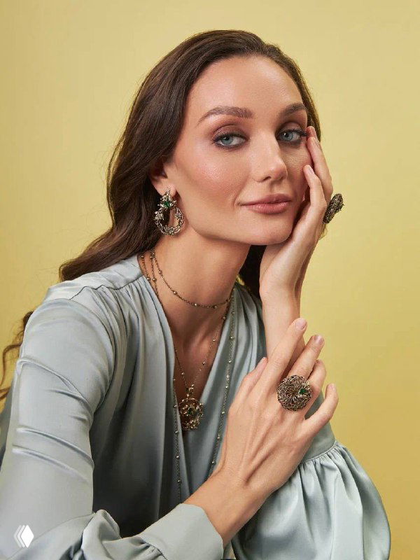Крупный план модели в светлом платье: кольца, серьги и центральная подвеска‑брошь из коллекции «Маска‑Природа» Fiore di Firenze, демонстрация деталей.