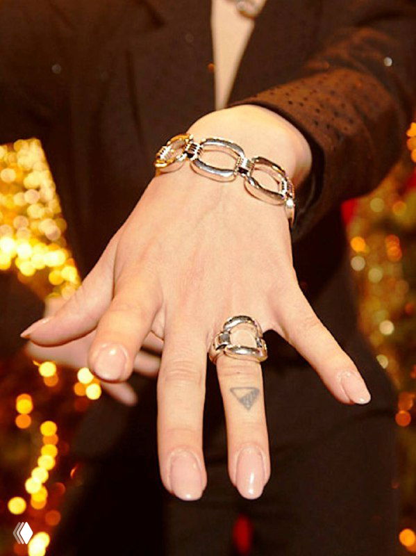 Рука в украшениях протянута на фоне праздничной иллюминации, показ кольца и браслета в контексте новогодней рекламной кампании магазина Rosone
