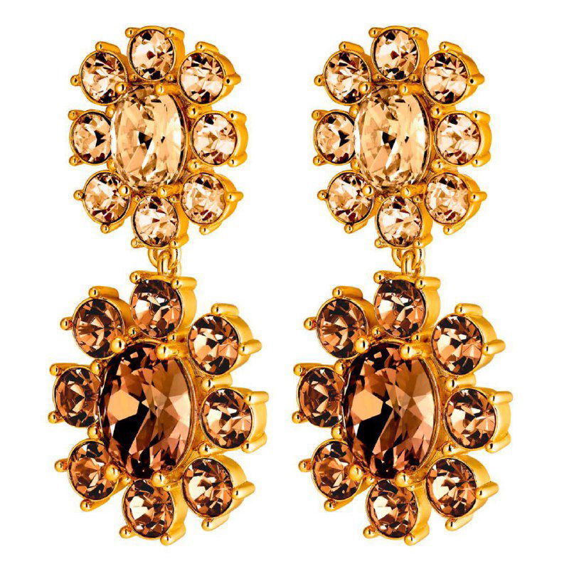Пара подвесных серьг золотистого цвета с крупными бежевыми кристаллами на белом фоне — студийное фото товара DYRBERG/KERN.