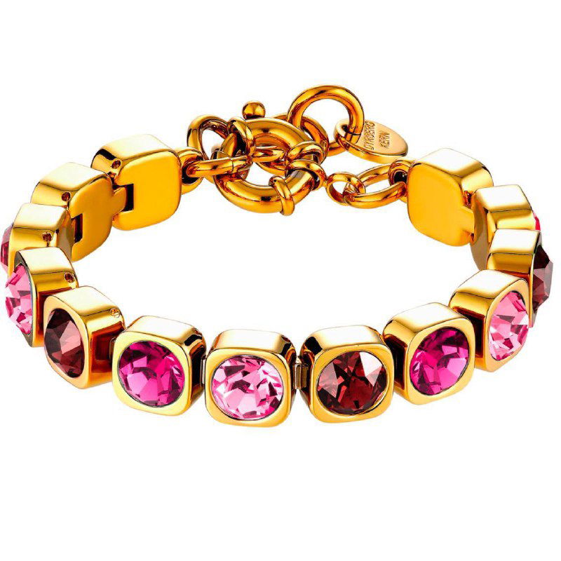 Браслет с розовыми и фуксиевыми кристаллами в золотой оправе — крупный план украшения на белом фоне, товарный снимок.