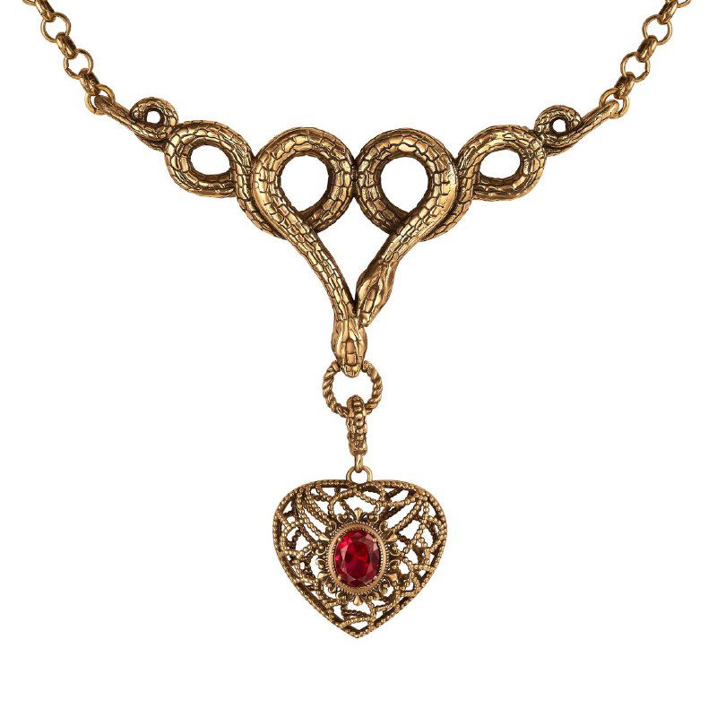 Крупный план золотистого колье AMORE ETERNO с подвеской в виде сердца и красным камнем, вид на орнамент и цепочку в каталожном стиле.