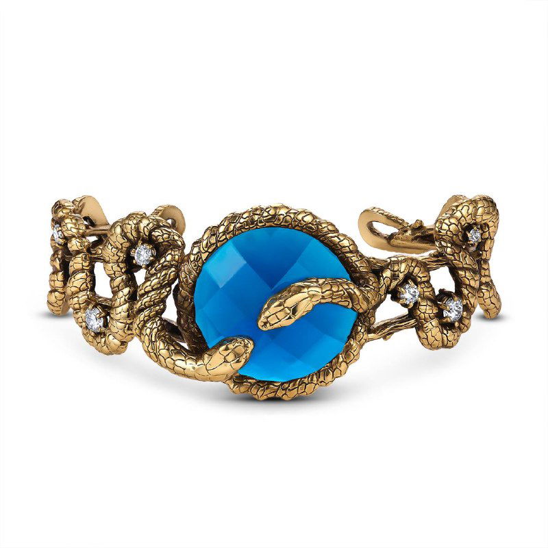 Детальное фото браслета SERPENTI с крупным синим камнем и змеевидным орнаментом золотистого металла — каталоговый ракурс.