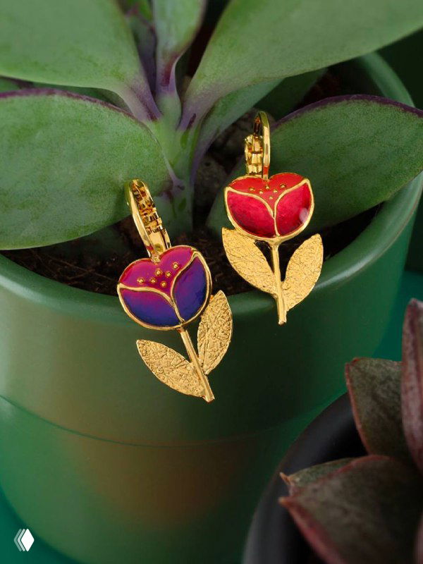 Золотистые подвески TARATATA в виде стилизованных тюльпанов с эмалевой росписью на зелёном горшке с растением — крупный художественный кадр.