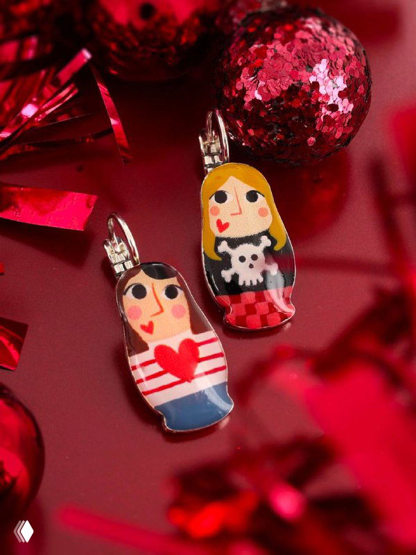 Яркие эмалевые серьги TARATATA с матрёшечными мотивами на красном фоне — праздничная композиция для зимней коллекции.