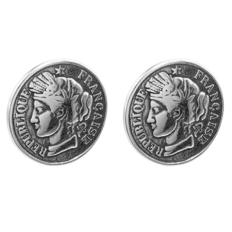 Пара декоративных монет серебристого цвета с профилем на лицевой стороне — элемент дизайна украшений из коллекции FRANCE.