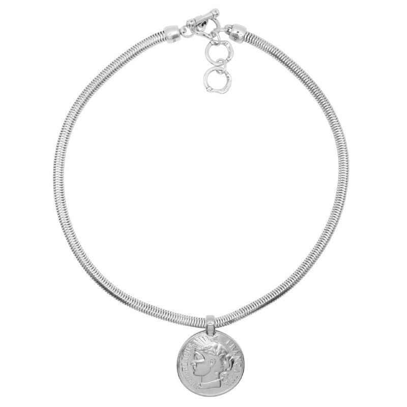 Короткое колье-чокер с круглой монетой-амулетом в серебристом тоне на нейтральном фоне, демонстрация формы и застежки.