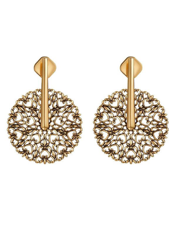 Крупный план золотистых ажурных серьг Fiore di Firenze на белом фоне, показаны форма, текстура и декоративные детали изделия.