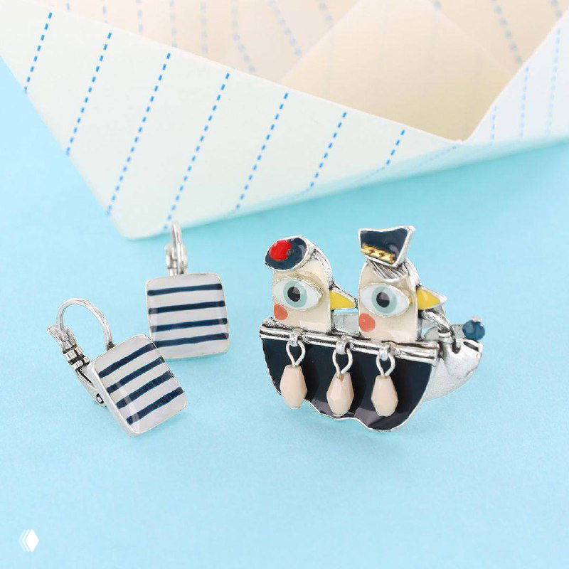Набор украшений TARATATA: миниатюрные серьги в тельняшку и эмалированная брошь-кораблик — французский креативный дизайн.