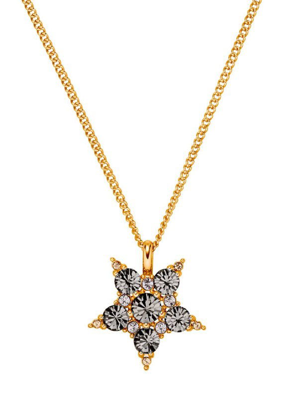 Колье на светлом фоне с кулоном в форме звезды, украшенным прозрачными кристаллами в золотой подвеске — товарный студийный снимок.