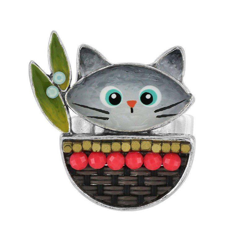 Брошь TARATATA с изображением котёнка в корзинке, выполненная с эмалью и деталями из сияющего металла — милый летний аксессуар.