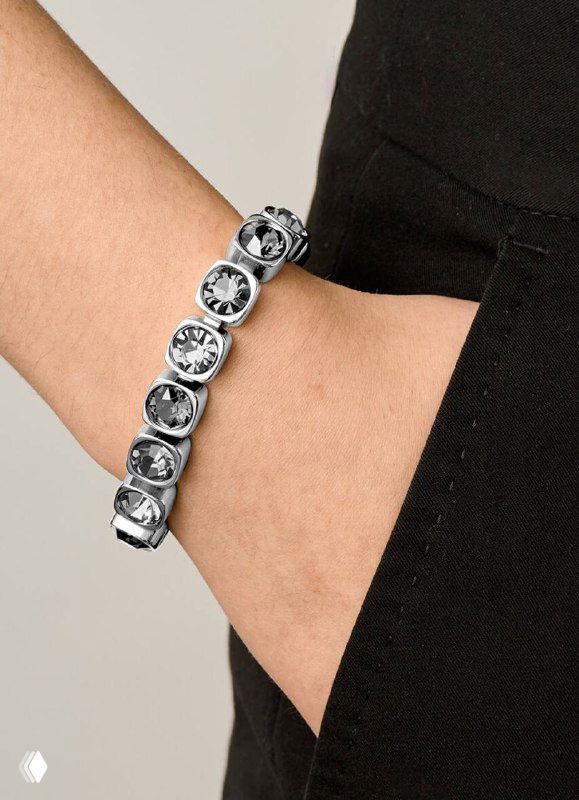 Запястье модели в серебристом браслете с круглыми камнями Dyrberg Kern — крупный план без распознаваемых черт лица, показ посадки аксессуара.